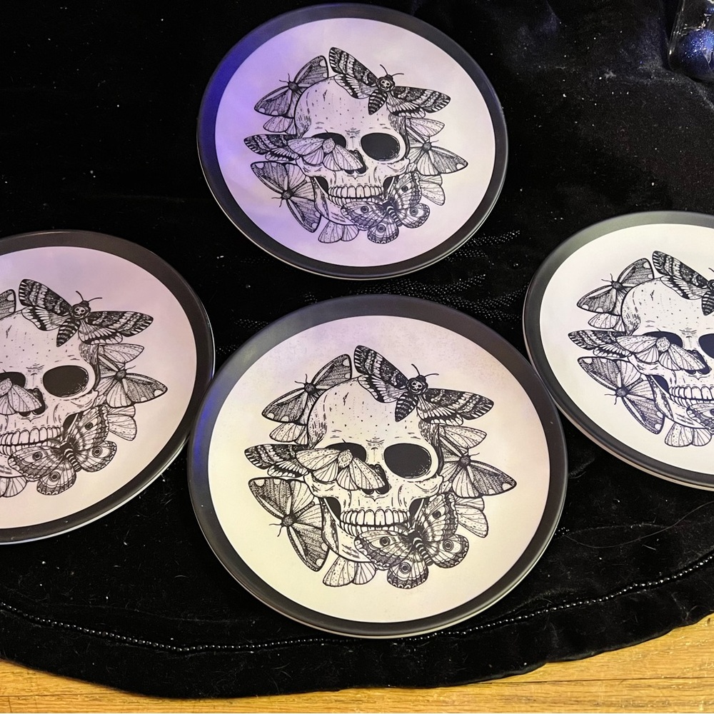 Spooky Hollow Skull Plates - Picture 2 of 4